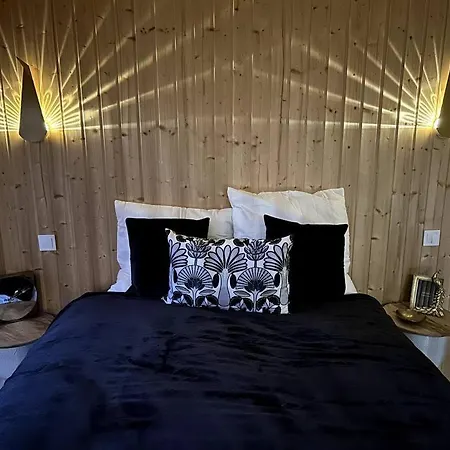 Le Nid Douillet Proche De La Mer. La Clef Des Paons