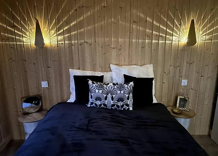 Le Nid Douillet Proche De La Mer. La Clef Des Paons